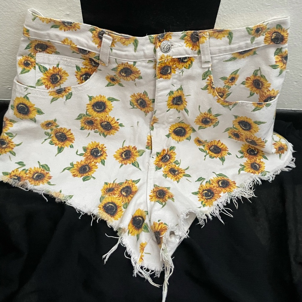 4to1. Vintage Sunflower white denim summer shorts